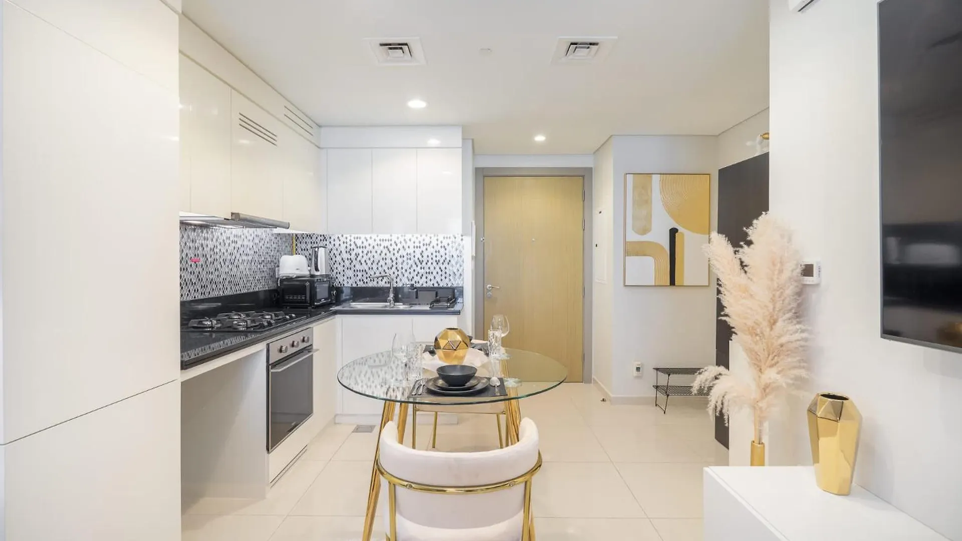 Modern Cozy 2-Bedroom Apartment In Business Bay Dubai